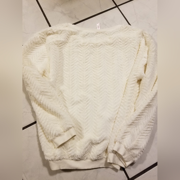 Xhilaration fluffy juniors top - Picture 4 of 4